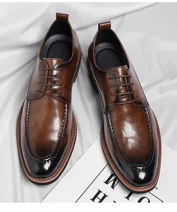 Vista superior detallada de zapatos derby de cuero para hombre en marrón degradado con cordones