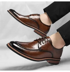 Detalle de zapato derby marrón caramelo con puntera bruñida vintage y suela multicapa
