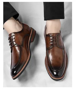 Detalle de zapatos business de cuero marrón oscuro con pátina degradada y tacón efecto madera