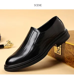 Detail van zwarte lederen loafers met reliëftextuur en dikke rubberen zool