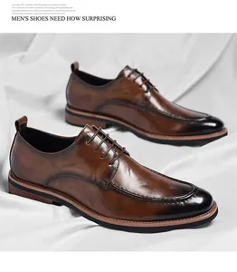 Detalle macro de zapatos de piel marrón con punta degradada negra y suela de efecto madera