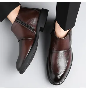 Detailaufnahme brauner Chelsea-Boots aus Leder mit Reißverschluss und edler Ziernaht