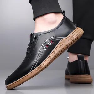 Scarpe casual da uomo in pelle nera con suole marroni antiscivolo in gomma e lacci