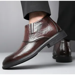 Detail von braunem Leder Chelsea-Boot mit seitlichem Metall-Element und rutschfester Sohle