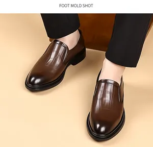 Detail van bruine herenloafers met reliëflederen textuur en kleurverloop op de neus