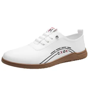 Scarpe casual da uomo bianche con suola morbida in gomma e logo M rosso sulla linguetta