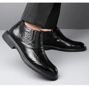 Detail von Premium Chelsea Boots aus schwarzem Leder mit seitlichem Reißverschluss