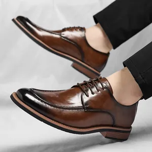 Zapatos derby clásicos de cuero marrón para hombre con puntera pulida y diseño elegante