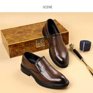 Detail van bruine herenloafers met krokodillenpatroon in een luxe zakelijke omgeving