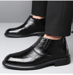 Nahaufnahme glänzender schwarzer Chelsea-Boot aus Leder mit feinen Nähten und Textur