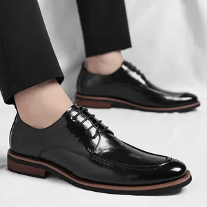 Zapatos de vestir para hombre en cuero de charol negro brillante con cordones finos