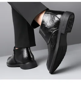 Detail der Herren-Chelsea-Boots in Schwarz mit rutschfester dicker Sohle und Reißverschluss
