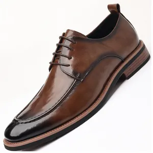 Zapatos de cuero clásicos para hombre en color marrón con punta degradada negra y cordones