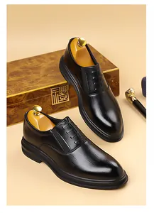 Dettagli macro della texture in pelle nera di alta qualità su scarpe classiche da uomo