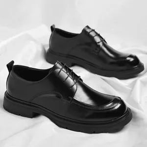 Chaussures derby classiques en cuir noir pour hommes avec semelle épaisse et lacets