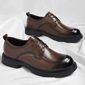 Chaussures Derby en cuir marron foncé pour hommes avec bout dégradé noir et semelle épaisse