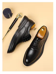 Scarpe business nere da uomo con tendiscarpe in legno, calzante e cravatta a pois blu