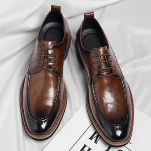 Scarpe stringate da uomo in pelle marrone con finitura sfumata e stile formale