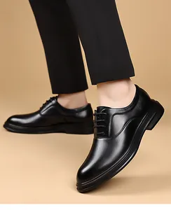 Vista laterale delle scarpe derby nere da uomo con spesse suole in gomma antiscivolo