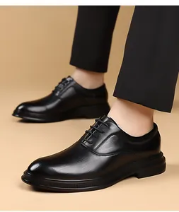 Dettaglio di scarpe Oxford nere da uomo con pregiata texture in pelle a grana fine