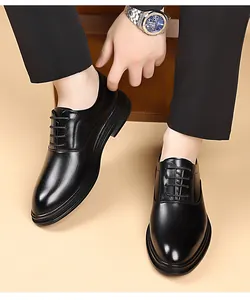 Vista dettagliata di scarpe business nere con texture in pelle goffrata verticale