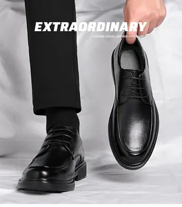 Detail der Premium Lederstruktur an schwarzen Herren Business-Freizeitschuhen mit dicker Sohle