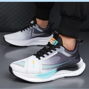 Detailansicht der Herren-Laufschuhe mit grauem Farbverlauf und dicker Dämpfungssohle