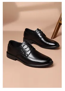 Gros plan sur les chaussures habillées pour hommes en cuir noir poli avec lacets
