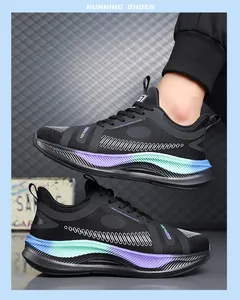 Makroansicht der Gradienten-Dämpfung und NEWFLOW-Text auf schwarzen Mesh-Laufschuhen