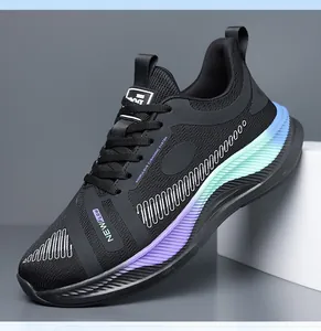 Makroaufnahme der atmungsaktiven Laufschuhe mit einer farbenfrohen Verlaufs-Dämpfungssohle