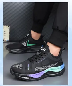 Detail des schwarzen Mesh-Materials und der violett-grünen Gradient-Dämpfungssohle