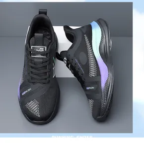 Detail von schwarzen Mesh-Laufschuhen mit blau-violettem Farbverlauf und NEWFLOW-Logo
