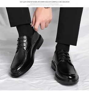 Detailaufnahme der polierten schwarzen Leder-Business-Schuhe mit runder Kappe und Schnürung