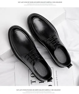 Detailansicht der schwarzen Derby-Schuhe mit geprägter Lederstruktur und Nähten
