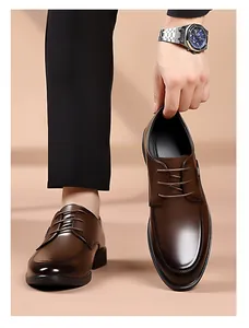 Détails de chaussures en cuir marron foncé avec lacets et finition en cuir brillant