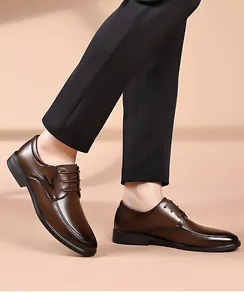 Détail de chaussures de ville en cuir marron avec coutures fines et lacets