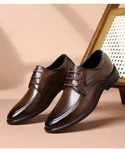 Gros plan de chaussures business en cuir marron avec détail en V et lacets