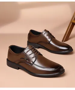 Détail de chaussures formelles en cuir marron foncé avec décor en V et bout rapporté