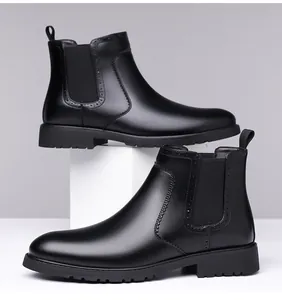 Λεπτομέρεια μαύρου Chelsea μποτάκια για άνδρες με Brogue διατρήσεις και ελαστικό πάνελ
