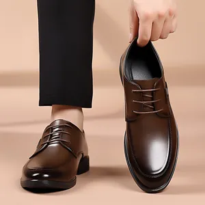 Chaussures richelieu en cuir marron à lacets pour hommes avec finition brillante et semelle