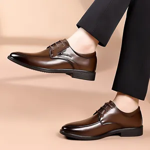 Chaussures derby classiques en cuir marron pour hommes avec dégradé et boucle en métal