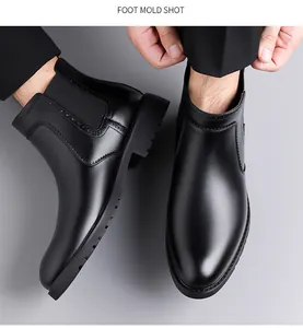 Κορυφαία άποψη ανδρικά μαύρα Chelsea μποτάκια με brogue λεπτομέρειες και ελαστικά μέρη