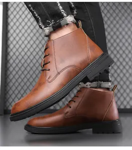 Detailansicht der dunkelbraunen Herren-Arbeitsstiefel aus Leder mit Gummisohle