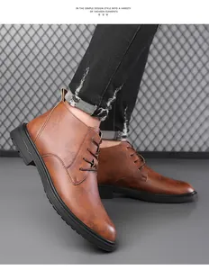 Nahaufnahme brauner Leder-Herrenstiefel zum Schnüren mit rutschfester Gummisohle und Retro-Textur