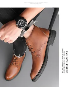 Detail von braunen Vintage-Leder-Herren-Schnürstiefeln mit robuster Gummisohle