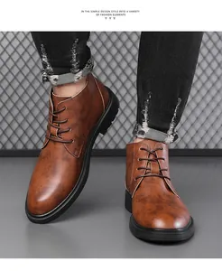Detailansicht der braunen Leder-Derby-Stiefel für Herren mit rutschfester Sohle am Modell