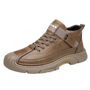 Braune hohe Herren-Freizeitschuhe aus Leder mit Textur und dicker rutschfester Gummisohle
