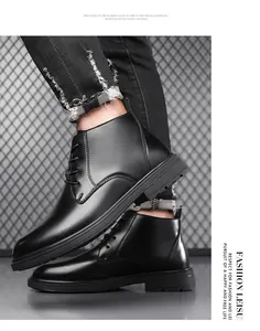 Detail von schwarzen Leder-Martin-Boots mit rutschfester Gummisohle und Schnürung