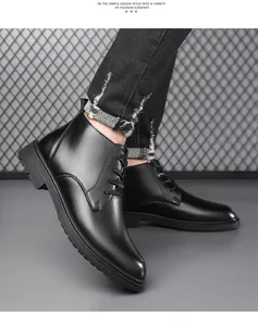 Detailansicht der schwarzen Herren-Lederstiefel mit rutschfester Gummisohle im Freien