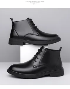Detail von schwarzen Herren-Leder-Martin-Boots mit runder Kappe und rutschfester Sohle